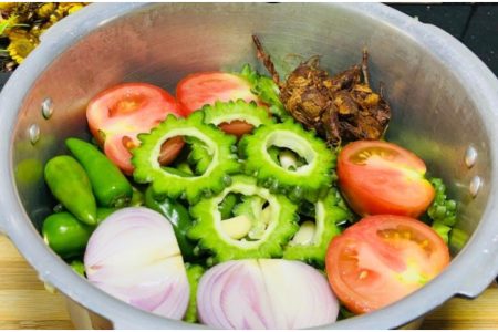 പാവയ്ക്ക കുക്കറിലിട്ടു ഇങ്ങനെ ചെയ്തു നോക്കൂ.!! ഇനി എത്ര കഴിച്ചാലും കൊതിതീരൂല.!! | Easy Pavaykka Curry In Cooker