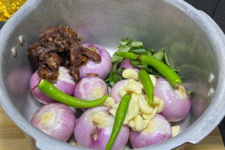 അമ്പമ്പോ.!! ഉള്ളി കുക്കറിൽ ഇങ്ങനെ ചെയ്തു നോക്കൂ.. ഇത് വേറേ ലെവൽ.!! എത്ര തിന്നാലും കൊതി തീരൂല മക്കളെ.. | Verity Ulli Recipe
