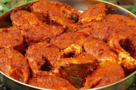 മസാലയിലാണ് മുഴുവൻ മാജിക്.!! ഈ കൂട്ട് ചേർത്ത് ഒരിക്കലെങ്കിലും മീൻ ഇതുപോലെ ഒന്ന് പൊരിച്ചു നോക്കൂ.!! അപാര രുചിയിൽ വിശ്വസിക്കാനേ കഴിയില്ല.!! | Kerala Style Meen Perattu Recipe