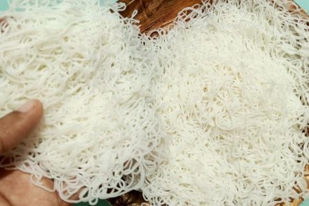 ഏത് പൊടി ആണേലും വെള്ളം ഇങ്ങനെ ചേർത്താൽ മഞ്ഞുപോലെ ഇടിയപ്പം.!! എത്ര കിലോ ഇടിയപ്പവും വെറും 10 മിനുട്ടിൽ ഉണ്ടാക്കാം.. ഇനി കൈ വേദനിക്കില്ല; | Perfect Soft Idiyappam Recipe
