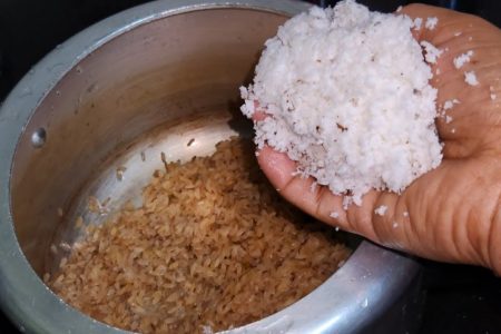 മട്ട അരിയും തേങ്ങയും കുക്കറിൽ ഇട്ടു നോക്കൂ.. ഈ സൂത്രപ്പണി കണ്ടാൽ ഞെട്ടും ഉറപ്പാ.!! | Special Red Rice Porridge Recipe