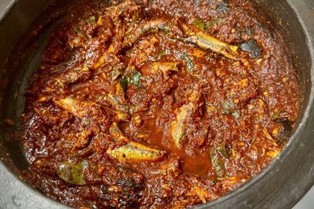 നാടൻ രുചിയിൽ ചുട്ടരച്ച മത്തി കറി.!! മത്തി ഇങ്ങനെ വെച്ചാൽ കറിച്ചട്ടി കാലിയാക്കാൻ ഒരു നിമിഷം വേണ്ട.. | Kerala Style Sardine Fish Curry Recipe